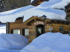 Отель Hotel Les Granges  Ла Тюиль